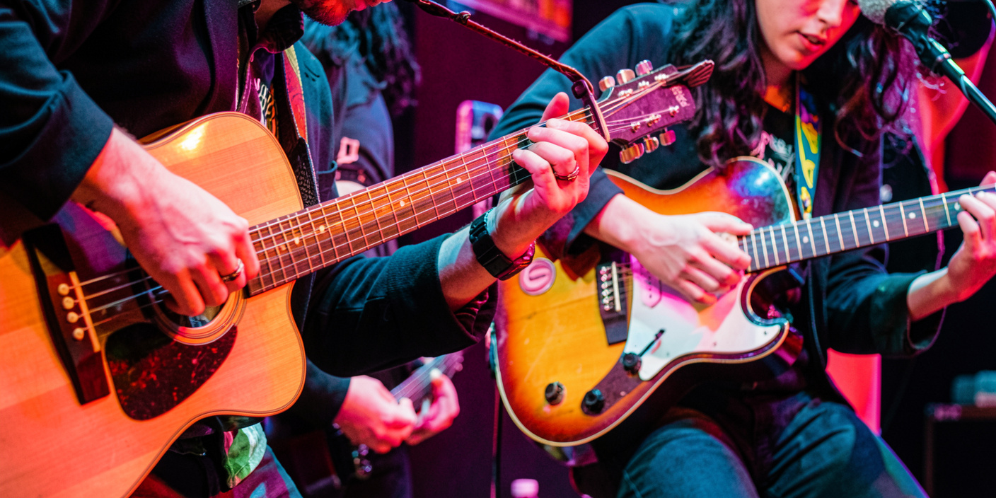 es mejor tocar la guitarra con pua o sin pua