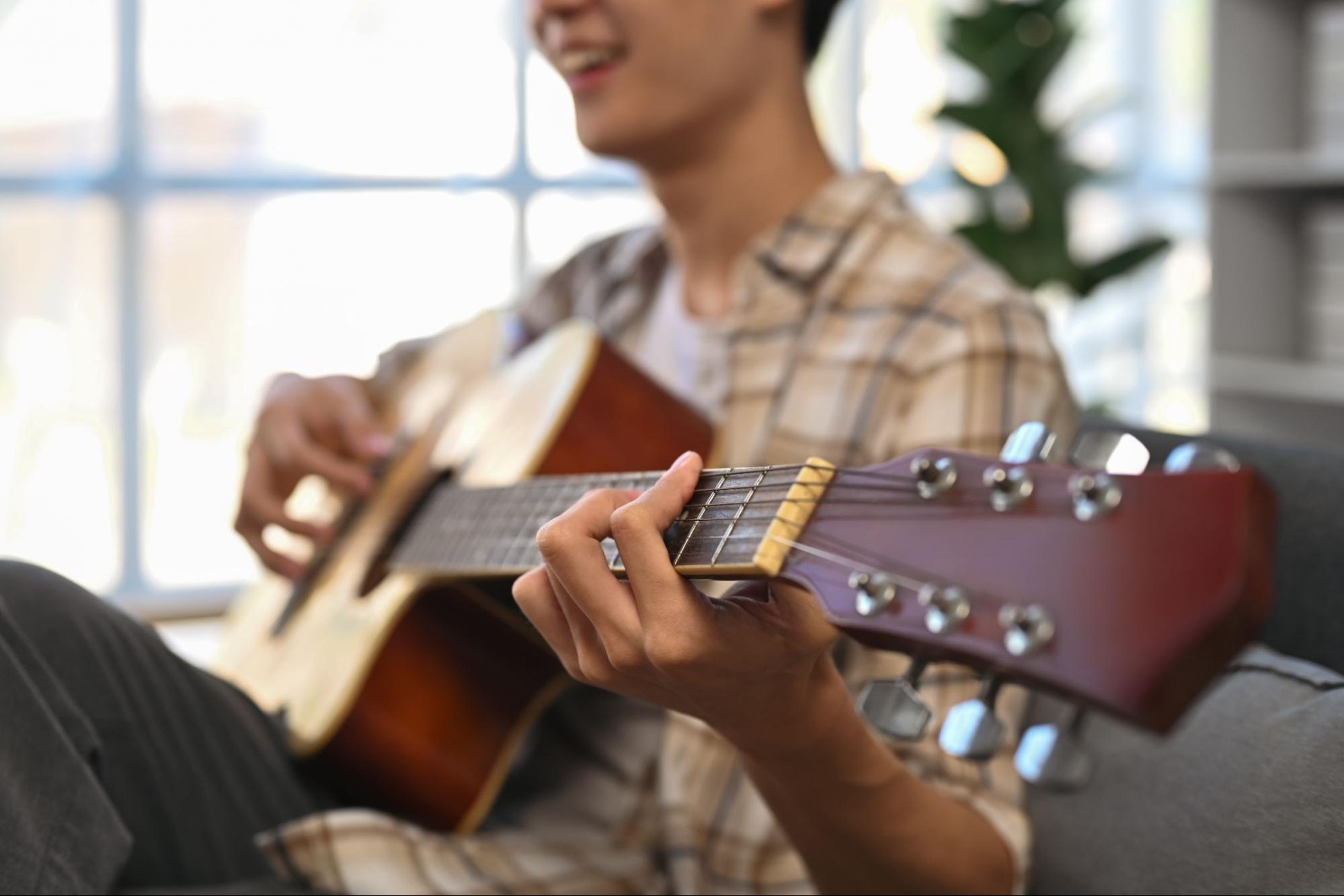 dolor de dedos al tocar guitarra